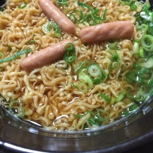 皮なしミニウインナーと刻みネギのチキンラーメン♡